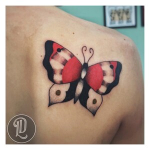 Tatuarsi una farfalla in stile tradizionale (Vic Bottini, Dear Lover Tattoo Shop)