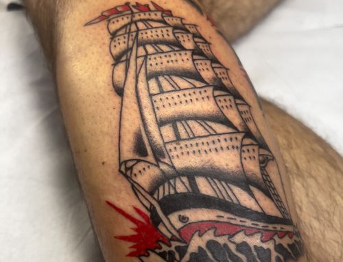 Tatuarsi un veliero: significato, storia e stili da scegliere